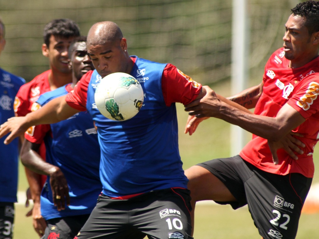 adriano-tenta-proteger-a-bola