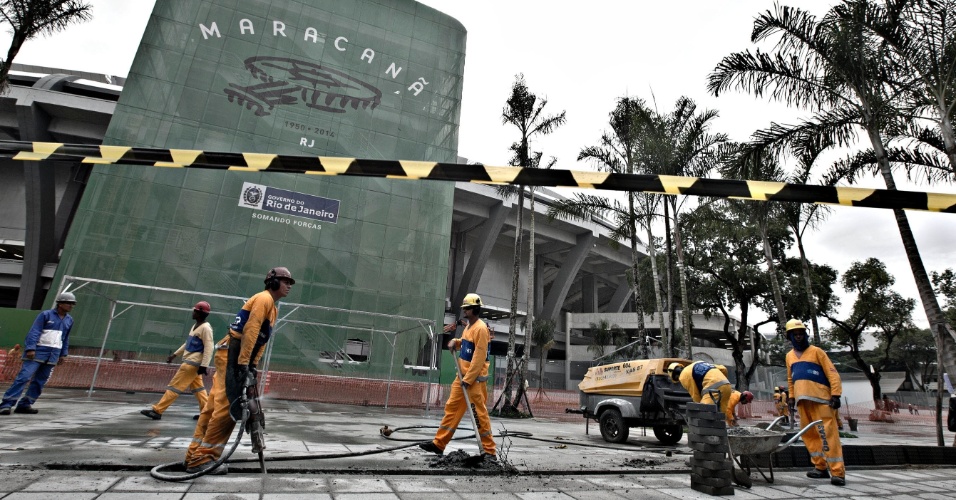 operarios-do-maracana-ainda-fazem-os-ultimos-retoques-no-estadio-no-dia-que-passa-a-ser-controlado-pela-fifa-para-a-copa-das-confederacoes