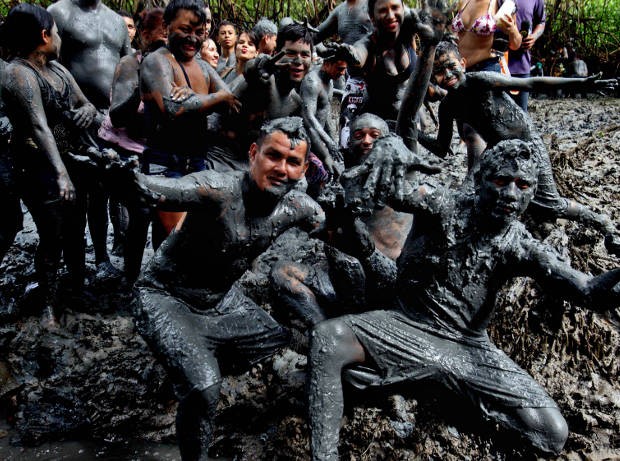 Brincantes do bloco Pretinhos do Mangue 'vestem-se' de lama para pular Carnaval em Curuçá, no Pará. (Foto: Eliseu Dias/Agência Pará)
