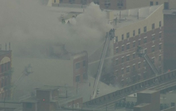 Fumaça é vista em local onde ocorreu explosão em East Harlem, em Nova York (Foto: Reprodução/GloboNews)