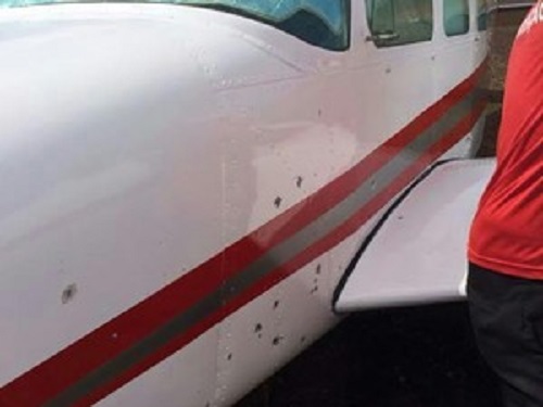 Aeronave ficou com marcas de bala (Foto: Wesley Costa)