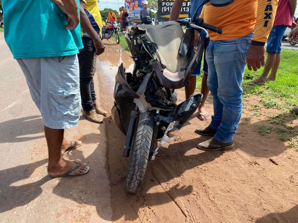 Uma das motocicletas ficou com a frente destruída. Imagem: Israelly Nascimento / Portal Tailândia 