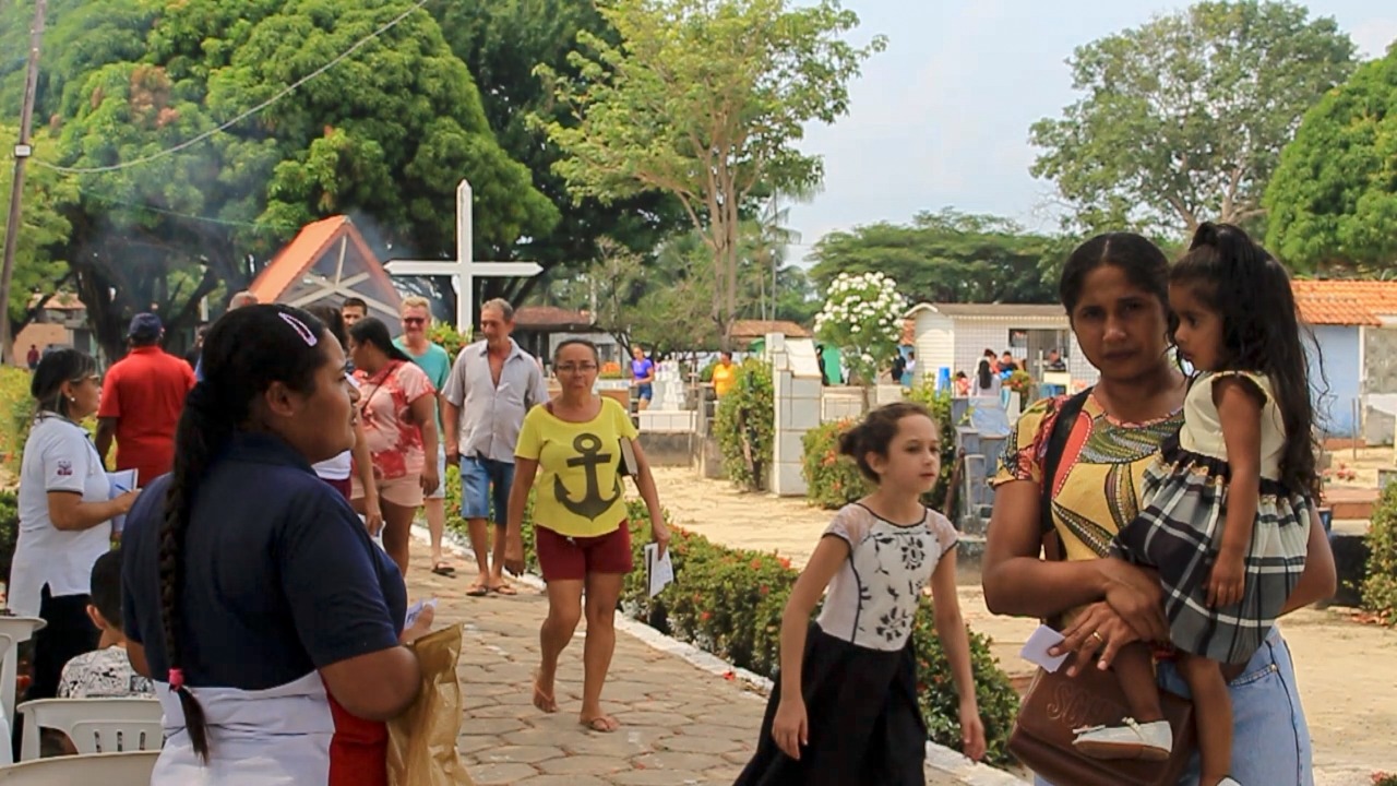 Movimentação no cemitério nas primeiras horas da manhã.