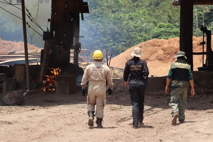 Equipamentos sendo inutilizados no local